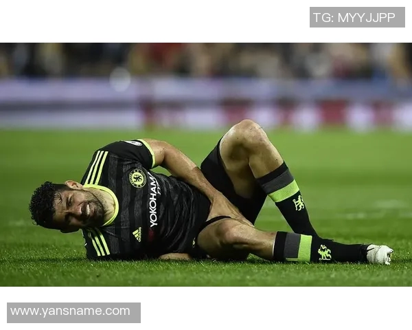 当足球巨星痛苦倒地那一刻全场寂静仿佛时间也停止了 当足球巨星痛苦倒地那一刻全场寂静仿佛时间也停止了